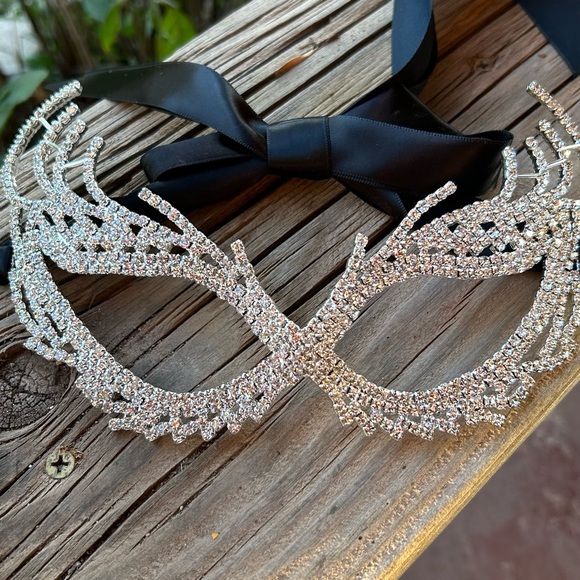 Mardi Gras Rhinestone Silver Mask NWT - Picture 4 of 5